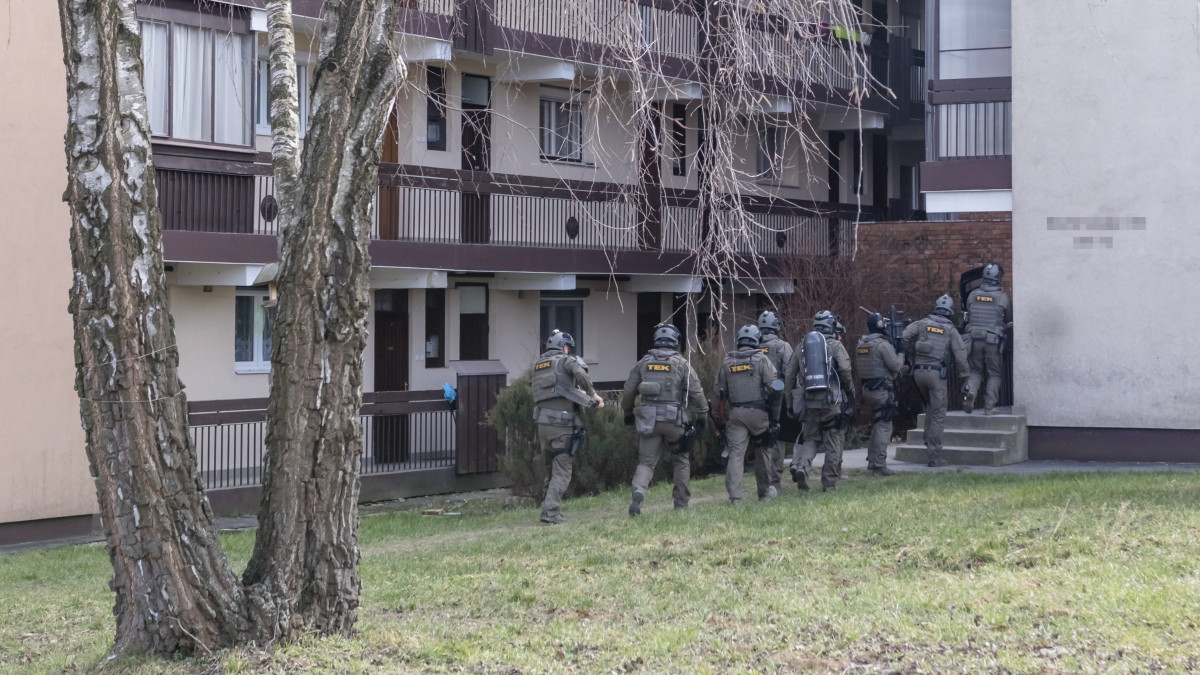 A Terrorelhárítási Központ (TEK) munkatársai Zalaegerszegen 2023. február 20-án. A TEK munkatársai egy társasházi lakásban elfogták azt a férfit, aki előzőleg több lövést is leadott.