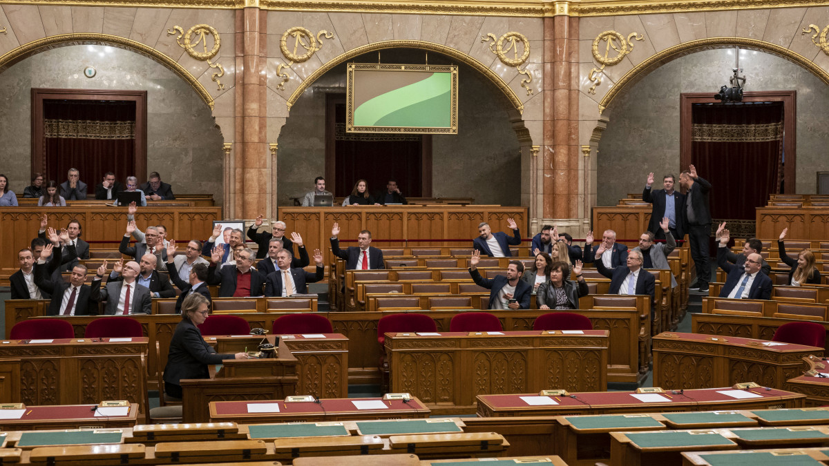 Képviselők szavaznak az Országgyűlés rendkívüli ülésén 2023. február 20-án. Az LMP kezdeményezésére az akkumulátorgyárak ügyében összehívott ülés a kormánypártok távolléte miatt határozatképtelen volt.