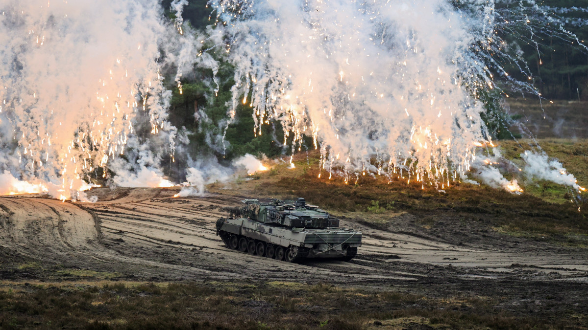 Leopard 2A6 harckocsi manőverezik a német hadsereg 203-as harckocsizó-zászlóaljának bázisán, az augustdorfi Rommel tábornagy laktanyában Boris Pistorius német védelmi miniszter látogatása alatt, 2023. február 1-jén. A kormány döntése szerint Németország 14 Leopard 2A6 tankot szállít az orosz támadás ellen védekező Ukrajnának, ezért a közelmúltban kinevezett Pistoriusnak bemutatják a típus képességeit.