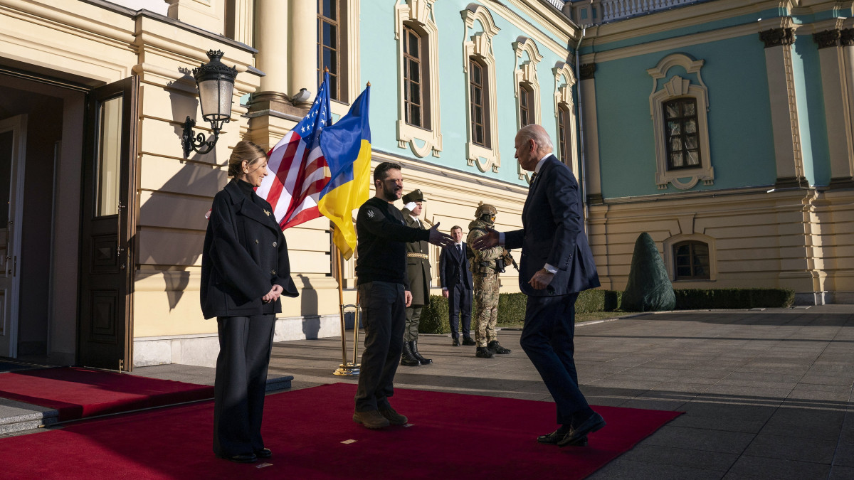 Volodimir Zelenszkij ukrán elnök (k) és a felesége, Olena Zelenszka (b) Joe Biden amerikai elnököt fogadja Kijevben 2023. február 20-án, az Ukrajna elleni orosz háború alatt.