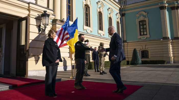 Elszólta magát a CNN riportere az amerikai elnök kijevi látogatásának zenei aláfestéséről