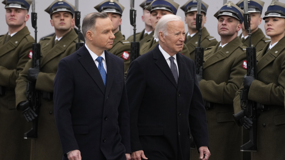 Andrzej Duda lengyel államfő (b) katonai tiszteletadás mellett fogadja Joe Biden amerikai elnököt a varsói államfői rezidencián 2023. február 21-én.