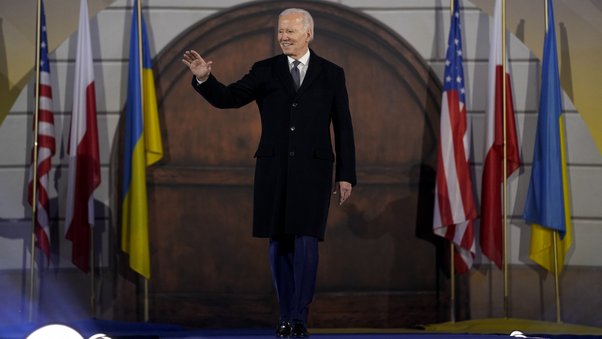 Joe Biden amerikai elnök az ukrajnai háború első évfordulója alkalmából tartott beszéde előtt a varsói Királyi Vár kertjében 2023. február 21-én. Biden kétnapos látogatáson tartózkodik Lengyelországban.