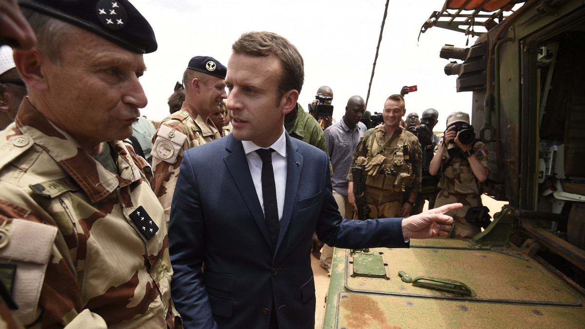 Gao, 2017. május 19. Emmanuel Macron új francia elnök (j) felkeresi a Nyugat-Afrikában szolgálatot teljesítő francia katonai egységet az észak-mali Gaóban 2017. május 19-én. Franciaország a Barkhane hadművelet keretében mintegy négyezer katonával harcol az iszlamista szélsőségesek ellen a Száhel-övezetben. A Barkhane hadművelet 2014. augusztusa óta zajlik a térség öt országában: Maliban, Csádban, Burkina Fasóban, Nigerben és Mauritániában. Maliban az ENSZ békefenntartó missziója (Minusma) is jelen van. (MTI/EPApool/Christophe Petit Tesson)