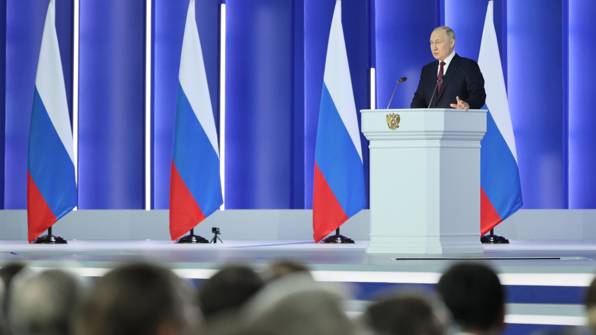 Vlagyimir Putyin orosz elnök beszél az orosz parlament két háza előtt tartott évértékelőjén a moszkvai Gosztiny Dvorban 2023. február 21-én.