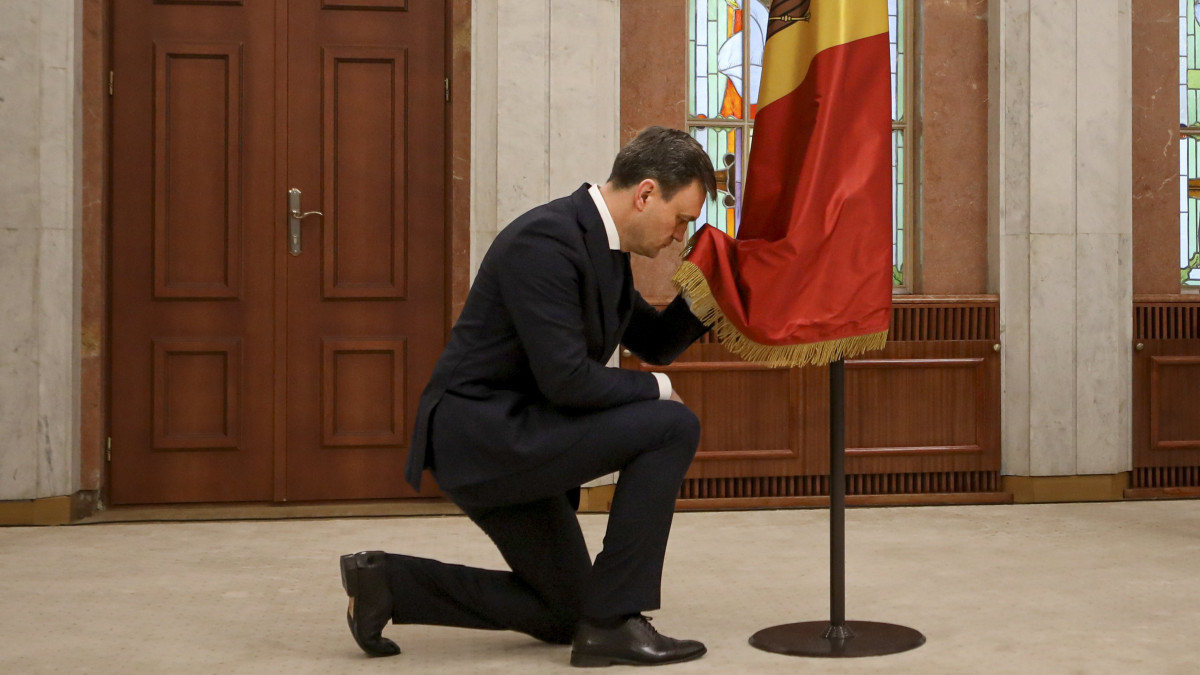 Dorin Recean új moldovai miniszterelnök megcsókolja a nemzeti zászlót chisinaui beiktatási ünnepségén 2023. február 16-án, miután a parlament bizalmat szavazott az új, Nyugat-barát kormánynak. Az előző miniszterelnök február 10-én váratlanul lemondott.
