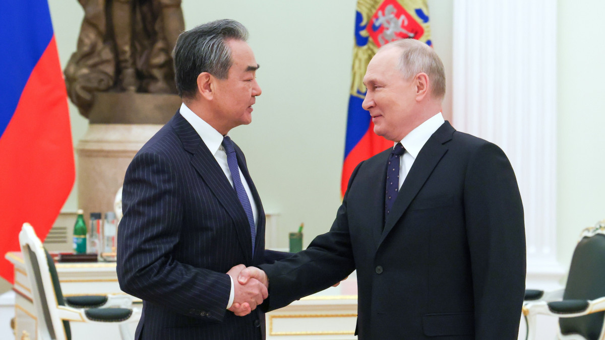 Vlagyimir Putyin orosz elnök (j) fogadja Vang Ji kínai államtanácsost, a Kínai Kommunista Párt Központi Külügyi Bizottsága Főhivatalának igazgatóját a moszkvai Kremlben 2023. február 22-én.