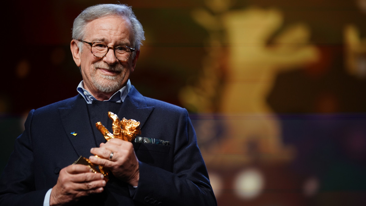 Steven Spielberg amerikai filmrendező, miután átvette az életműve elismeréseként neki ítélt tiszteletbeli Arany Medve-díjat a 73. Berlini Nemzetközi Filmfesztiválon 2023. február 21-én.