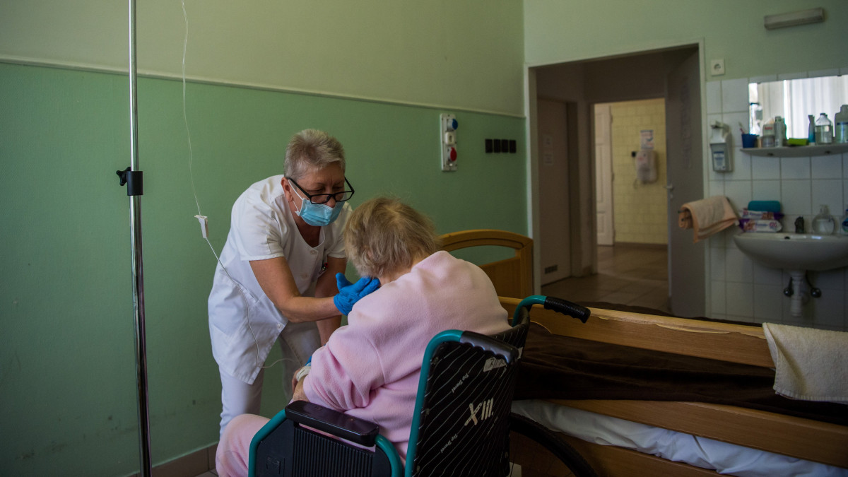 Ápoló foglalkozik egy beteggel az Országos Korányi Pulmonológiai Intézet tüdőbelgyógyászati osztályán 2021. február 18-án. A Magyar Ápolási Egyesület kezdeményezésére 2014 óta február 19-e, Magyarország első főápolója, Kossuth Zsuzsanna születésének évfordulója a magyar ápolók napja.