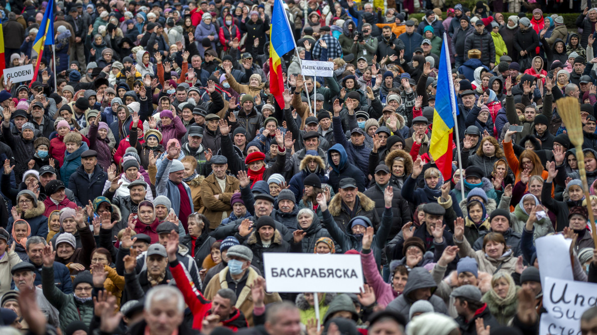 Az ellenzéki, oroszbarátnak tartott SOR Párt támogatói tüntetnek az ország európai uniós integrációját támogató Dorin Recean kormányfő vezette kabinet és Maia Sandu elnök ellen Chisinauban 2023. február 19-én.