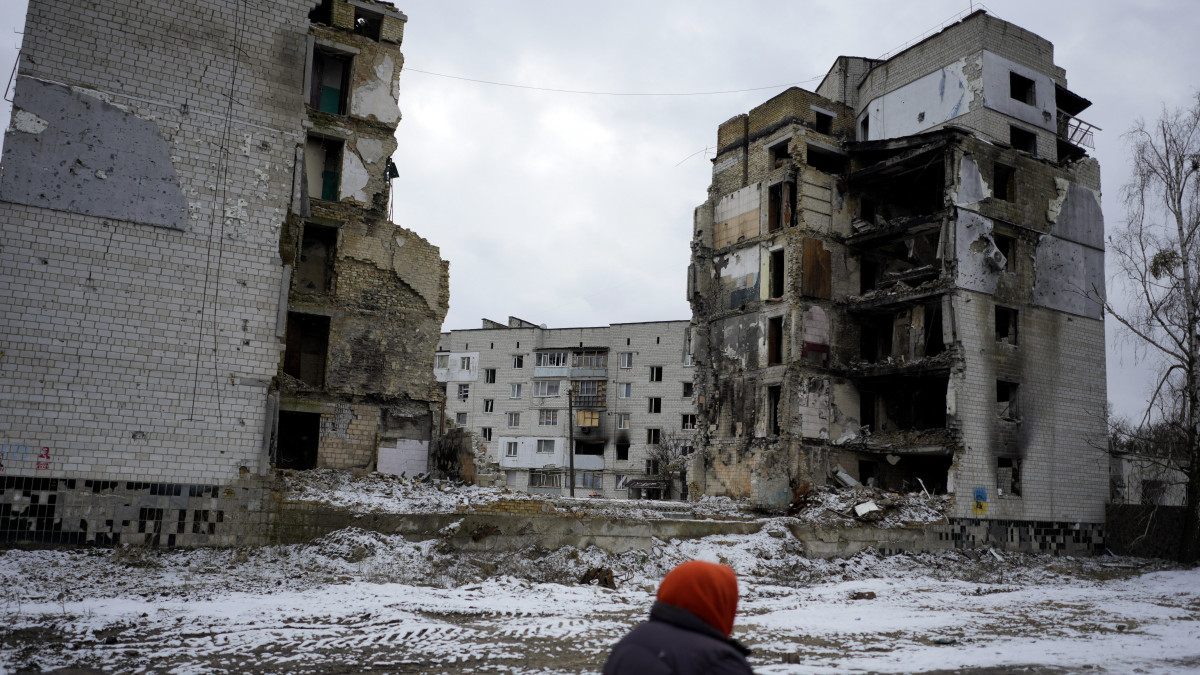 Orosz tüzérségi támadásban megrongálódott lakóépületek a Kijevtől északra fekvő Borodjankában 2023. február 22-én.