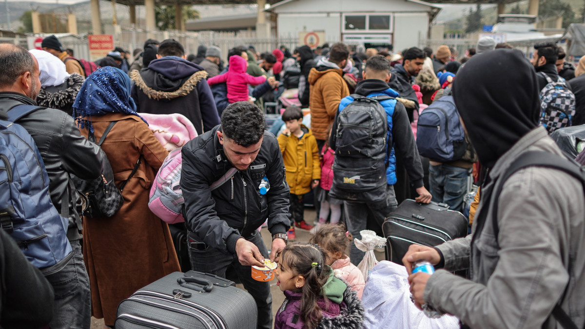 Törökországból hazatérő szíriaiak várakoznak a Cilvegözü határátkelőnél, a dél-törökországi Hatay tartomány Reyhanli körzetében 2023. február 20-án, miután újabb, 6,4-es erősségű földrengés rázta meg Hatayt. A török kormány szerint a február 6-i földrengések óta mintegy 11 ezer földönfutóvá vált szíriai tért vissza hazájába, ahonnan a tizenkét éve tartó szíriai polgárháború pusztítása elől menekült el. A február 6-i földmozgások 45 ezer ember halálát okozták Törökországban és Szíriában.