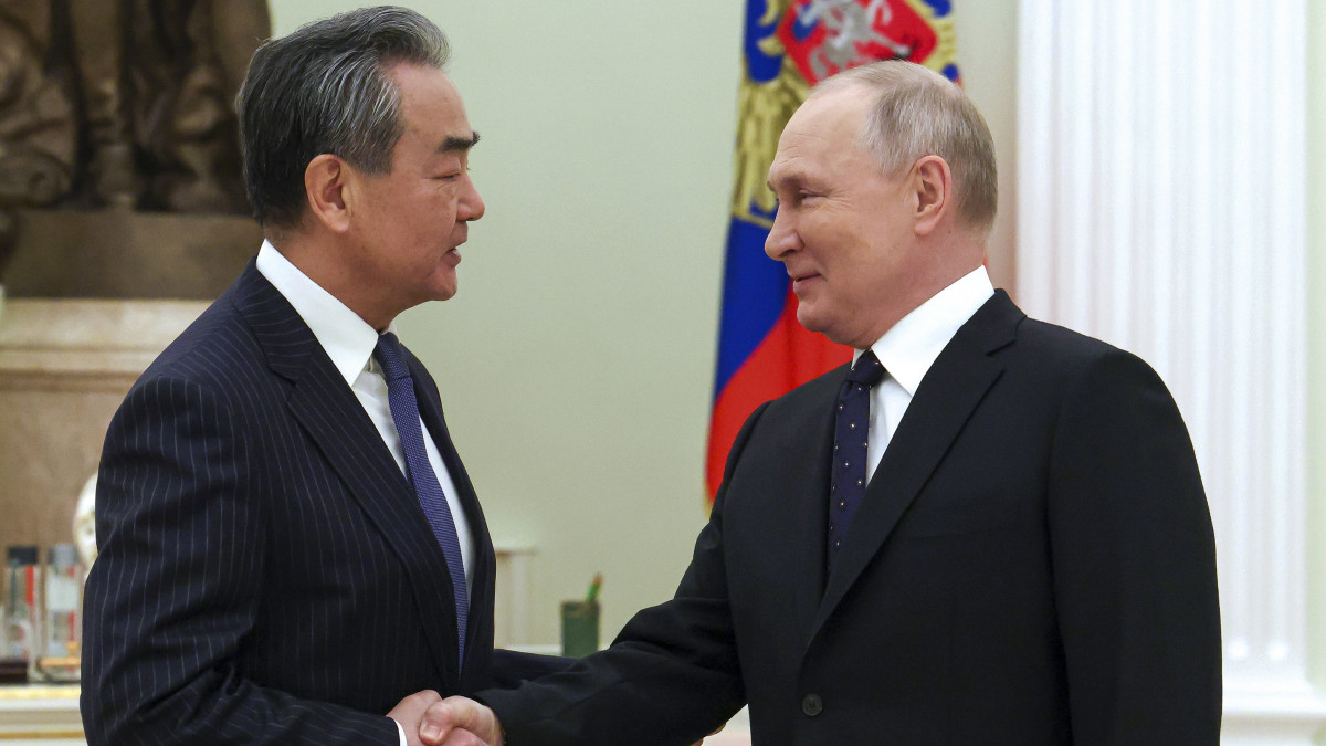 Vlagyimir Putyin orosz elnök (j) fogadja Vang Ji kínai államtanácsost, a Kínai Kommunista Párt Központi Külügyi Bizottsága Főhivatalának igazgatóját a moszkvai Kremlben 2023. február 22-én.