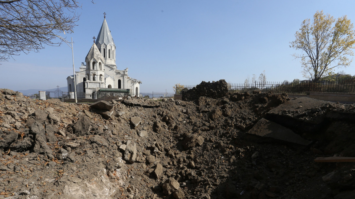 Bombatölcsér a Szent Megváltó-székesegyház előtt, a Hegyi-Karabah székhelye, Sztyepanakert közelében fekvő Susiban egy azeri tüzérségi támadás után, 2020. október 29-én. Az örmény irányítás alatt álló, vitatott hovatartozású Hegyi-Karabahért vívott harcok az október 10-i tűzszünet ellenére folytatódnak, Azerbajdzsán és Örményország egymást vádolja a megállapodás megsértésével.
