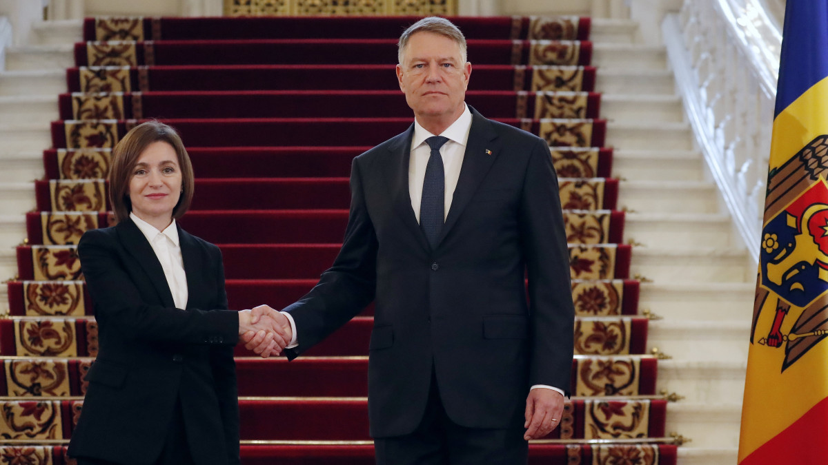 Klaus Iohannis román elnök (j) fogadja moldovai hivatali partnerét, Maia Sandut a bukaresti Cotroceni elnöki palotában 2023. február 23-án.