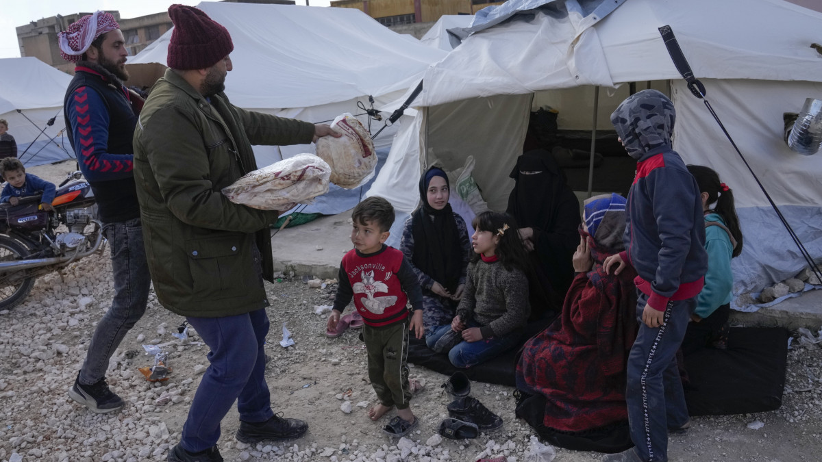Károsultaknak osztanak élelmet önkéntesek a szíriai Atarebben 2023. február 12-én, hat nappal a Dél-Törökországot és Észak-Szíriát sújtó 7,8-es erősségű földrengés után. A természeti katasztrófa halálos áldozatainak száma meghaladja a 28 ezret, a sérülteké a 80 ezret.
