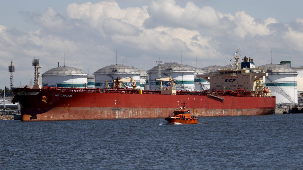 Az NS Captain navű, Libériában bejegyzett  olajszállító tankhajó várakozik a litvániai Klaipéda kikötőjében 2020. június 6-án. A tankhajó nyersolajat szállít az egyesült államokbeli Beaumont városából Fehéroroszországba. Sajtójelentések szerint Aljakszandr Lukasenka fehérorosz elnök arra törekszik, hogy diverzifikálja országa energiaforrásait, miután Oroszország leállította fehéroroszországi olajszállításait.