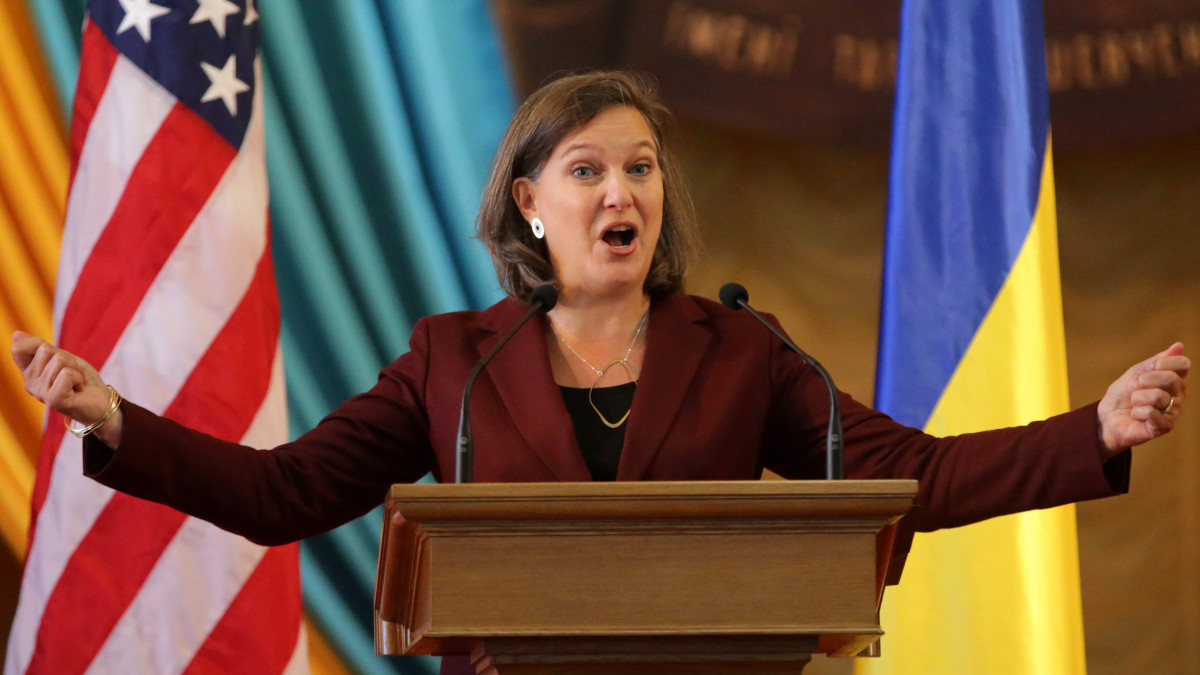 Victoria Nuland, az amerikai külügyminisztérium európai és eurázsiai ügyekért felelős államtitkár-helyettese a Tarasz Sevcsenko Kijevi Nemzeti Egyetem diákjai előtt tart előadást  2014. október 7-én.
