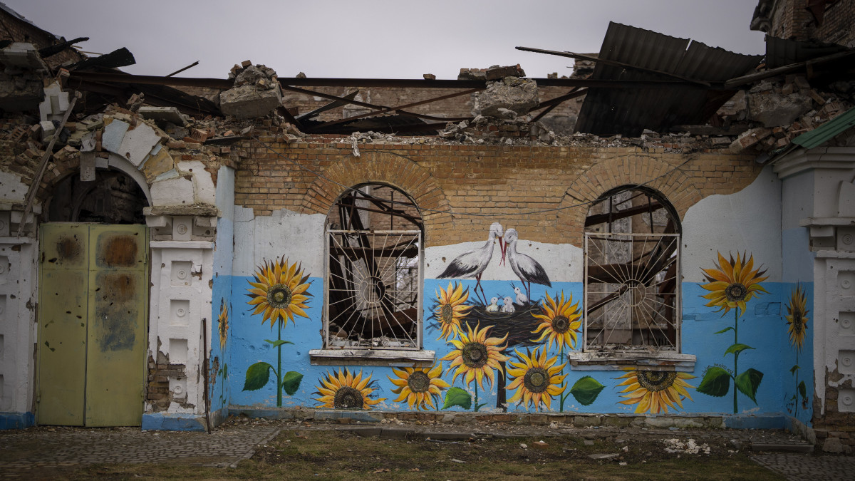 Falfestmény egy lerombolt épületen a Kijev térségében levő Bucsa városában 2023. február 17-én, Oroszország ukrajnai inváziójának idején.
