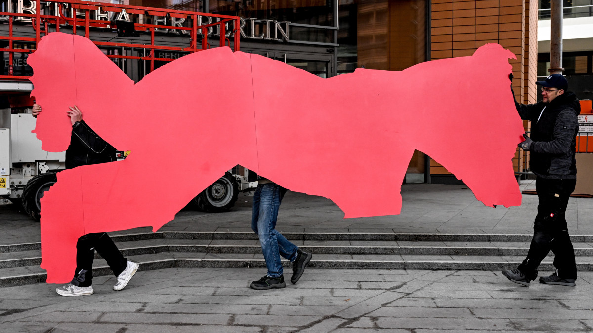 A Berlini Nemzetközi Filmfesztivál medvefiguráját készülnek felállítani a munkások a Berlinale Palotaként ismert berlini Theater am Potsdamer Platz falára 2023. február 10-én. A filmes seregszemlét február 16. és 26. között rendezik.