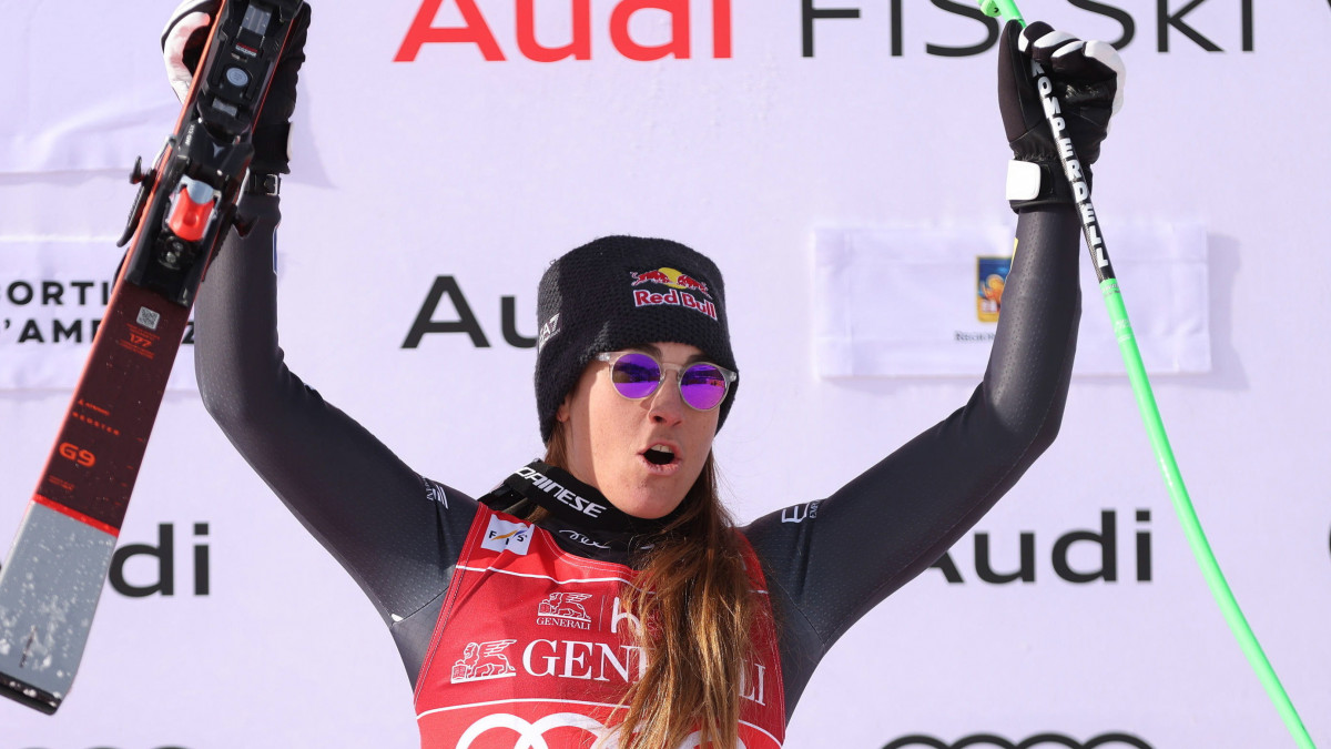 A győztes olasz Sofia Goggia ünnepel a női alpesi sízők világkupa-sorozata Cortina dAmpezzóban rendezett lesiklóversenyének eredményhirdetésén 2023. január 20-án.