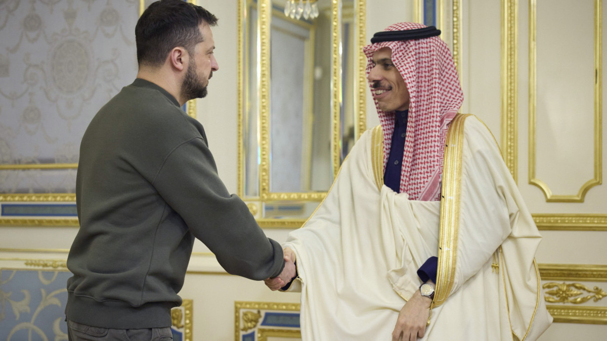 Feiszal bin Farhán Ál Szaúd szaúd-arábiai külügyminiszter (j) kezet fog Volodimir Zelenszkij ukrán elnökkel Kijevben 2023. február 26-án.