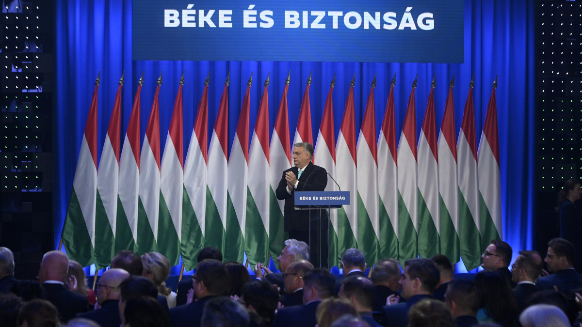 Orbán Viktor miniszterelnök évértékelő beszédét tartja a Várkert Bazárban 2023. február 18-án.