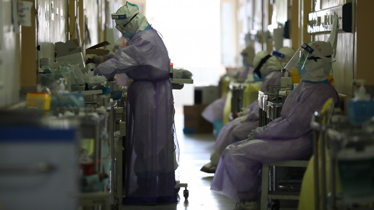 Védőöltözetet viselő ápolók a járvány gócpontjában, a kelet-kínai Hupej tartomány székhelyének, Vuhannak az egyik kórházában 2020. február 29-én. Kínában a legfrissebb adatok szerint eddig 79 ezer 824-en fertőződtek meg bizonyosan a koronavírustól és 2870-en haltak bele, de már több mint 40 ezren felgyógyultak.