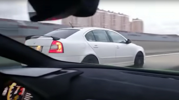 Könnyűszerrel lenyomta a Lamborghinit ez a Skoda – videó