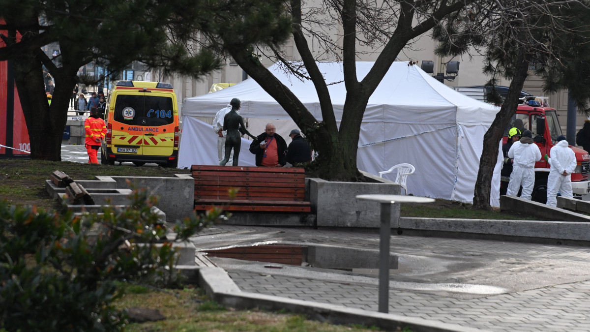 Bűnügyi helyszínelők, mentők, tűzoltók az V. kerületi Deák téren egy aláírásgyűjtő sátornál 2022. február 16-án, ahol meghalt két fiatal biztonsági őr. A két ember halálát szén-monoxid-mérgezés okozhatta; holttestüket február 16-án reggel találták meg a sátorban.