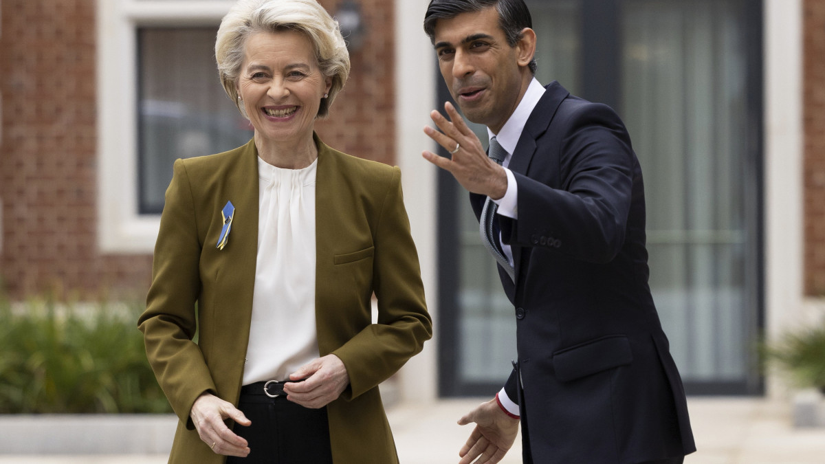 Rishi Sunak brit miniszterelnök (j) fogadja Ursula von der Leyent, az Európai Bizottság elnökét a windsori kastélyban 2023. február 27-én.