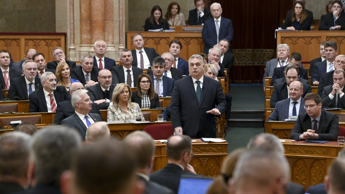 Orbán Viktor miniszterelnök a frakcióvezetők felszólalásaira válaszol az Országgyűlés tavaszi ülésszakának nyitónapján, 2023. február 27-én. Mellette Semjén Zsolt miniszterelnök-helyettes (b) és Gulyás Gergely Miniszterelnökséget vezető miniszter (j).