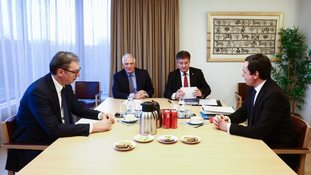 Josep Borrell, az Európai Unió kül- és biztonságpolitikai főképviselője (b2) megbeszélést folytat Aleksandar Vucic szerb elnökkel (b) és Albin Kurti koszovói kormányfővel (j) Brüsszelben 2023. február 27-én.