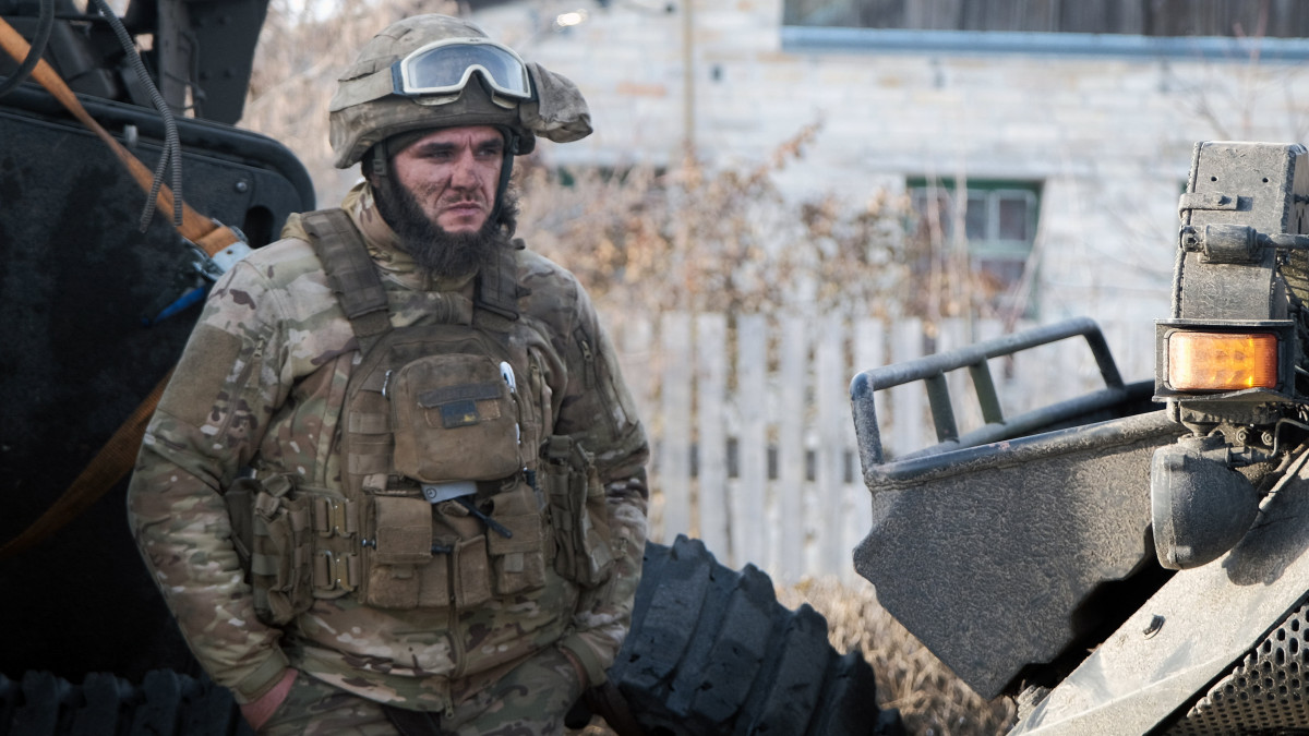 Ukrán katona a Donyecki területen fekvő, ostromgyűrűben lévő Bahmutban 2023. február 20-án. Az orosz haderő a környező településeket elfoglalva fokozatosan keríti be Bahmutot.