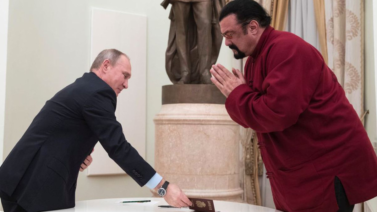 Vlagyimir Putyin kitüntette Steven Seagal-t. Forrás:Twitter/ Anton Gerashchenko