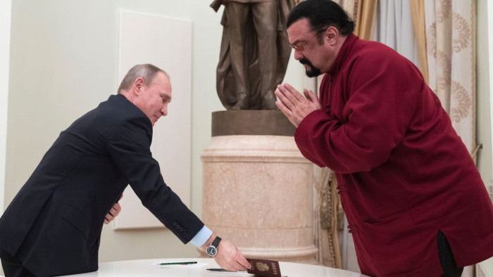 Vlagyimir Putyin kitüntette Steven Seagalt – fotó