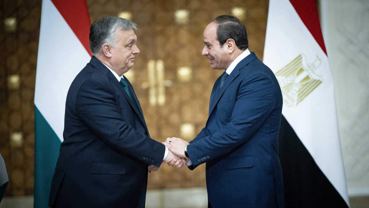 A Miniszterelnöki Sajtóiroda által közreadott képen Orbán Viktor miniszterelnök (b) és Abdel-Fattáh esz-Szíszi egyiptomi államfő (j) kezet fog a tárgyalásukat követően tartott közös sajtótájékoztató végén a kairói elnöki palotában 2023. február 28-án.