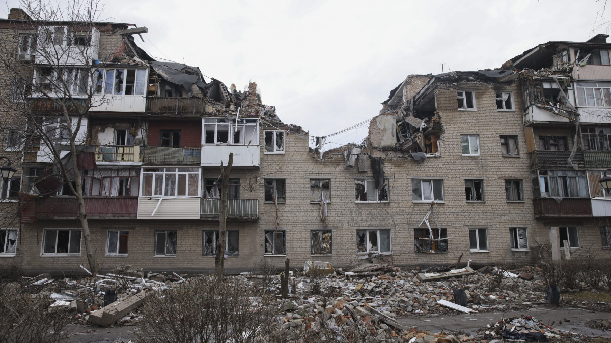 Romos lakóház a kelet-ukrajnai Donyecki területen fekvő, az orosz hadsereg által ostromlott Bahmutban 2023. február 27-én.