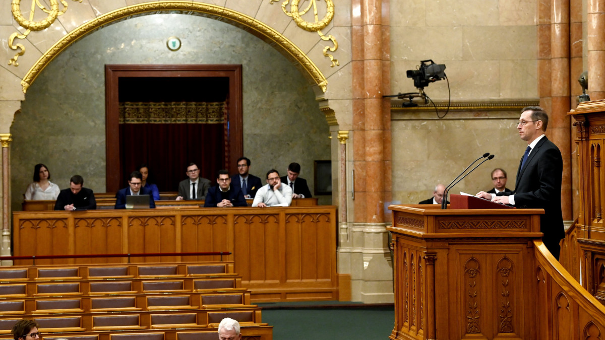 Varga Mihály pénzügyminiszter előterjesztőként felszólal a 2023-as költségvetés módosításának vitájában az Országgyűlés plenáris ülésén 2023. március 1-jén.
