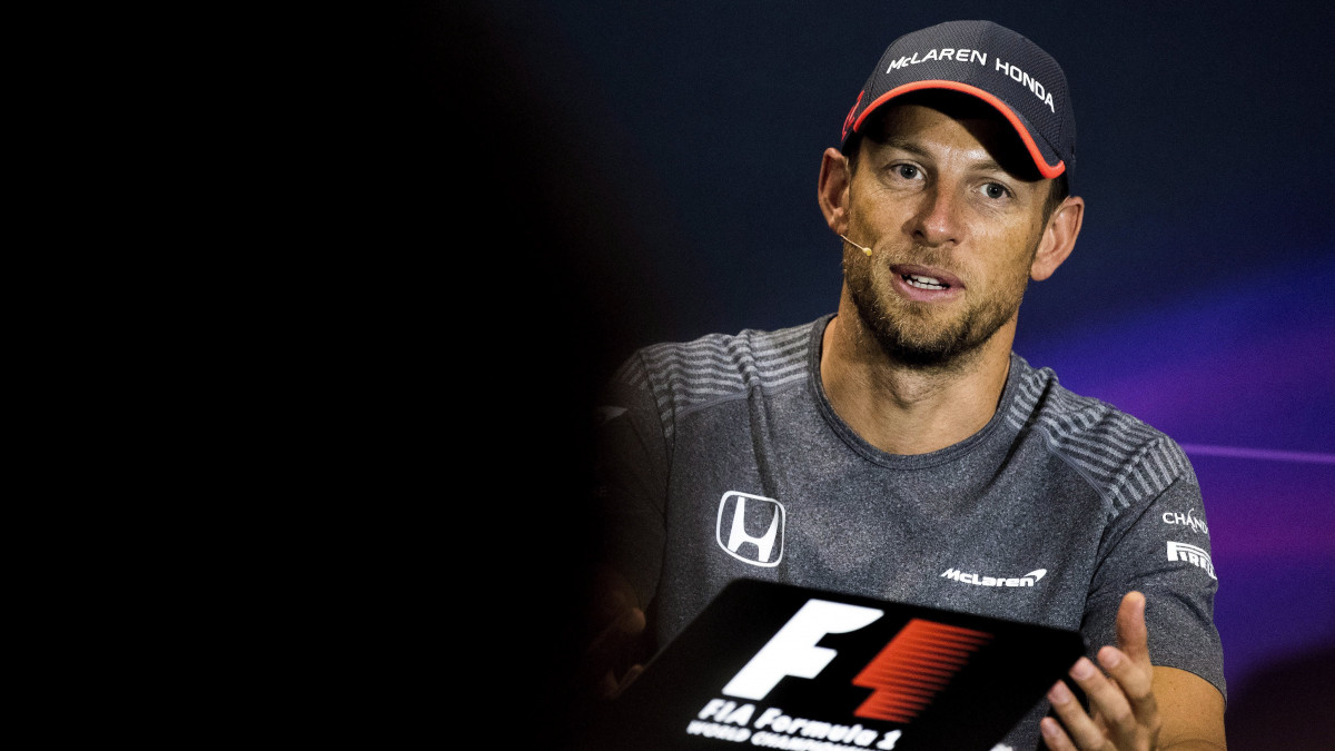 Monte-Carlo, 2017. május 24.A spanyol Fernando Alonsót helyettesítő Jenson Button, a McLaren-Honda brit versenyzője a Forma-1-es autós gyorsasági világbajnokság Monacói Nagydíja alkalmából tartott sajtótájékoztatón 2017. május 24-én. A futamot május 28-án rendezik. (MTI/EPA/Srdjan Suki)