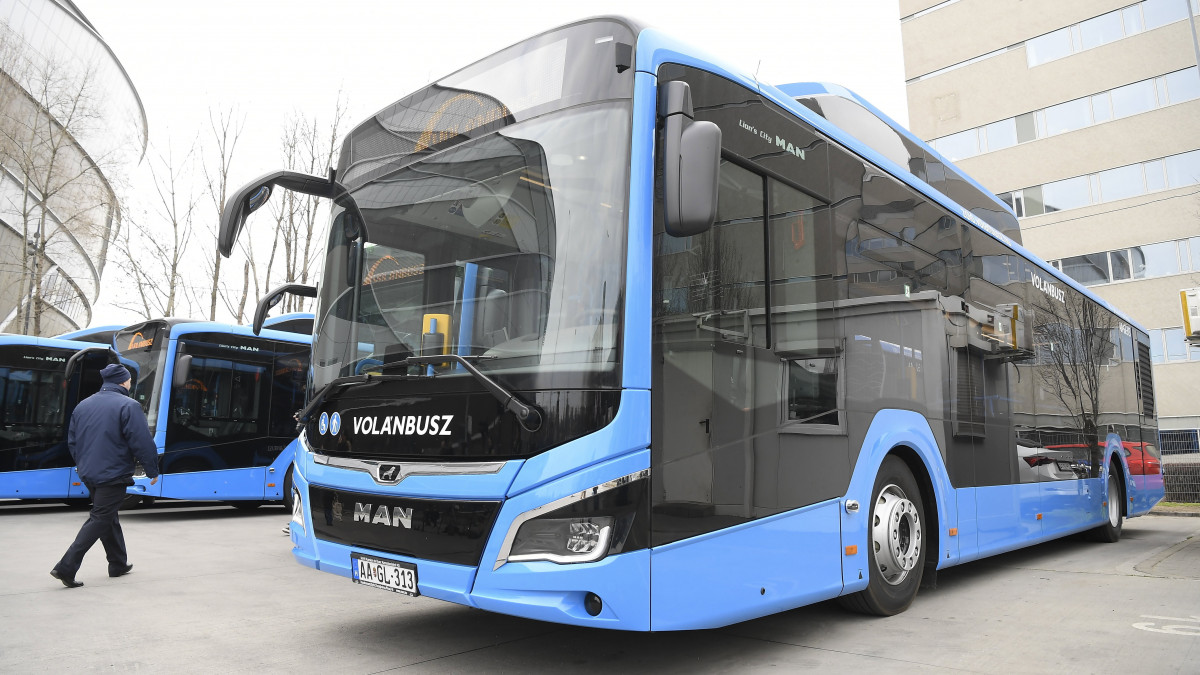 Korszerű, MAN Lions City 12 típusú, gázüzemű autóbusz az átadásán a népligeti autóbusz-állomáson 2023. március 1-jén. Az összesen hat új autóbusz átadásán jelentették be, hogy százhatvannégy új, sűrített földgázzal (CNG) üzemelő autóbusszal bővült a Volánbusz flottája, ebből hetvenöt Budapest vonzáskörzetében áll menetrendbe.