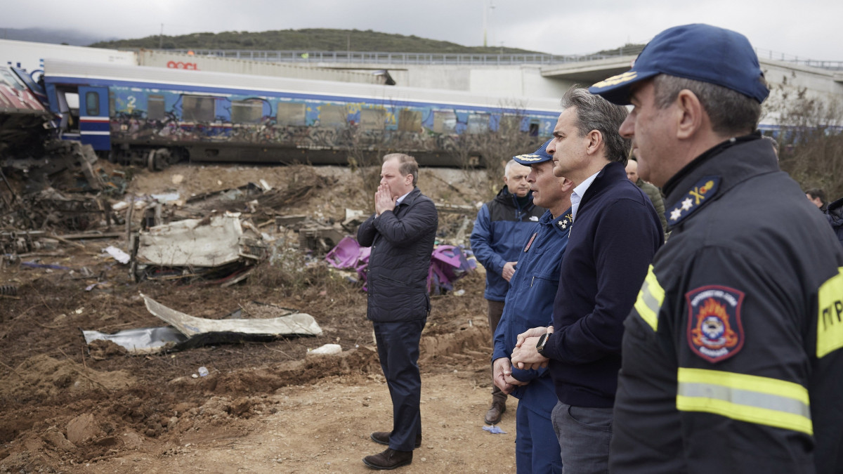 A görög miniszterelnöki iroda által közreadott képen Kiriákosz Micotakisz görög kormányfő (j2) és Kosztasz Karamanlisz közlekedési miniszter (b) látogatást tesz a közép-görögországi Lárisza városa közelében történt súlyos vasúti baleset helyszínén, ahol egy személyvonat tehervonattal ütközött 2023. március 1-re virradóra. Az ütközéstől több kocsi kisiklott, és lángba borult. A szerencsétlenségben legkevesebb 36-an életüket vesztették, 85-en megsérültek.