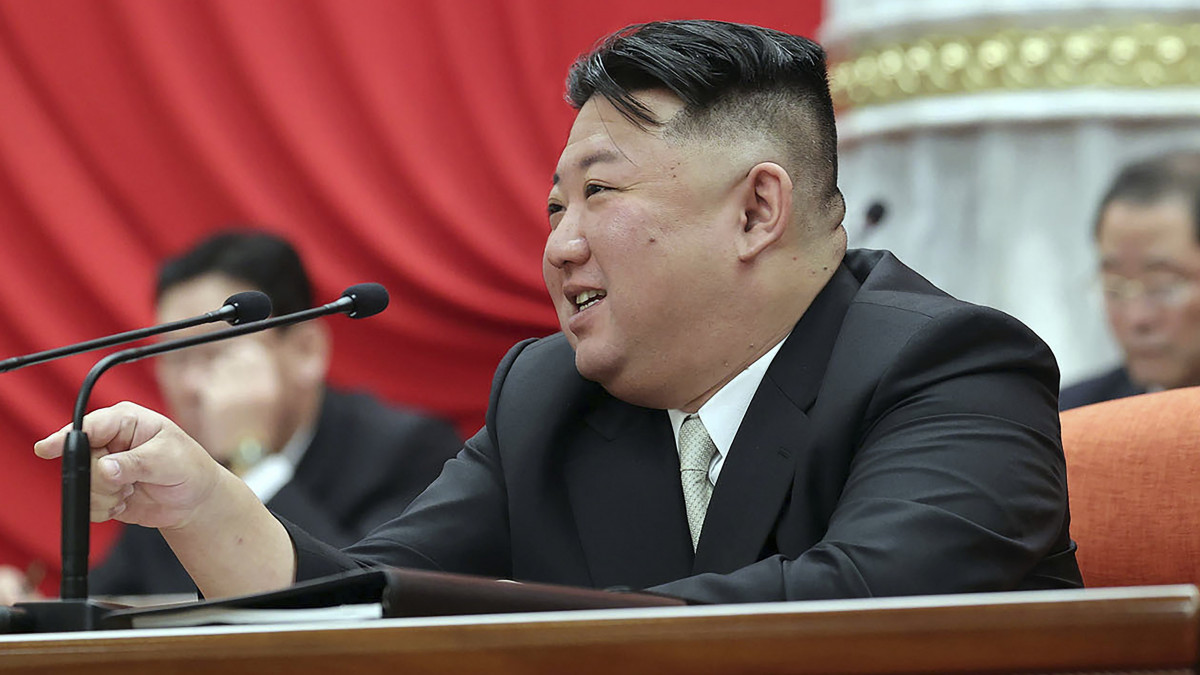 Az észak-koreai állami hírügynökség, a KCNA felvételén Kim Dzsong Un észak-koreai vezető, a Koreai Munkapárt főtitkára, a Nemzetvédelmi Bizottság első elnöke a Munkapárt ülésén Phenjanban 2023. február 27-én.