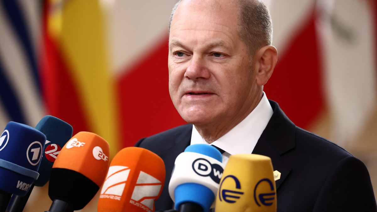 Olaf Scholz német kancellár nyilatkozik a sajtó képviselőinek, amint megérkezik az európai uniós tagországok állam- és kormányfőit tömörítő Európai Tanács kétnapos brüsszeli tanácskozásának első napi ülésére 2023. február 9-én.