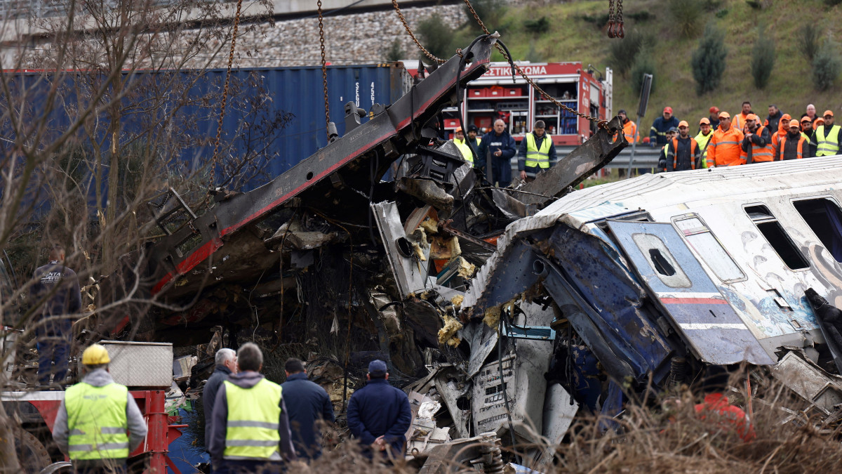 Mentőalakulatok tagjai dolgoznak a közép-görögországi Lárisza városa közelében történt súlyos vasúti baleset helyszínén, ahol egy személyvonat tehervonattal ütközött 2023. március 1-re virradóra. Az ütközéstől több kocsi kisiklott, és lángba borult. A szerencsétlenségben legkevesebb 32-en életüket vesztették, 85-en megsérültek.