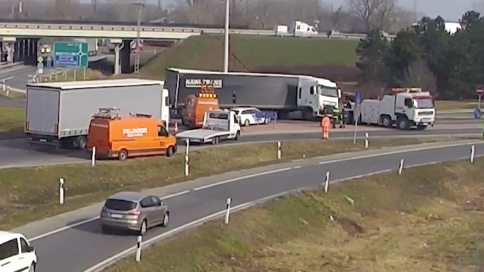 Drámai a helyzet az autópályákon: egy hét, nyolc kamionbaleset – videó