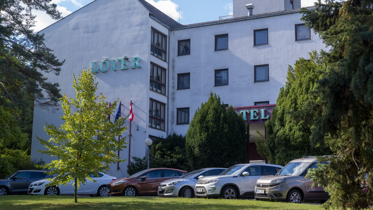 Sopron, 2022. október 3. A Hotel Lövér épülete. Egykoron Sopronban a Károlymagaslaton 1921-ben egy kunyhót avatott fel a Dunántúli Turista Egyesület (DTE), melyet később, 1927-ben turistaházzá bővítettek és Hatvan Ferencről a DTE elnökéről neveztek el. Ezután a második világháborúig többször átépítették, majd 1965-ben a bontásra érett Turistaház helyén felépült a Fenyves Szálló melyet az 1982-es bővítése után keresztelték át Lövér Szállóra. A három csillag superior besorolású ház a rezsiköltségek jelentős emelkedése miatt 40 év után október végével bizonytalan időre bezár. MTVA/Bizományosi: Baranyai Balázs