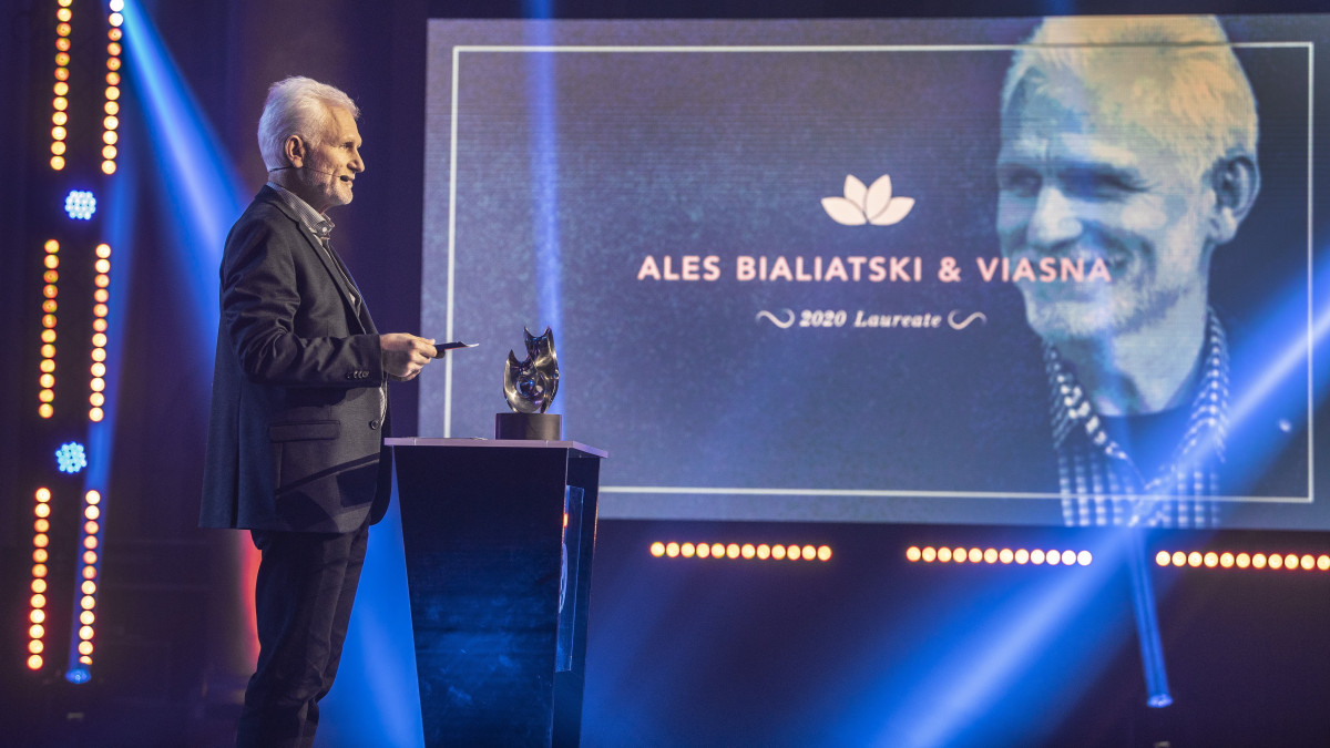 A 2020. december 3-i képen Alesz Bjaljacki fehérorosz aktivista, a Vjaszna (Tavasz) emberi jogi szervezet igazgatója átveszi az alternatív Nobel-díjként is ismert Right Livelihood Awards (RLA) Alapítvány elismerését Stockholmban. A Nobel-békedíjakat odaítélő Norvég Nobel-bizottság 2022. október 7-én bejelentette, hogy az idén Bjaljacki aktivista kapja az elismerést az emberi jogokat védő Memorial orosz szervezet és az ukrán Polgári Szabadságjogok Központjával megosztva. A testület indoklása szerint a díjazottak a civil társadalmat képviselik hazájukban, és évek óta kiállnak azért, hogy az emberek szabadon bírálhassák a hatalomban lévőket és az állampolgárok alapjogai érvényesülhessenek.