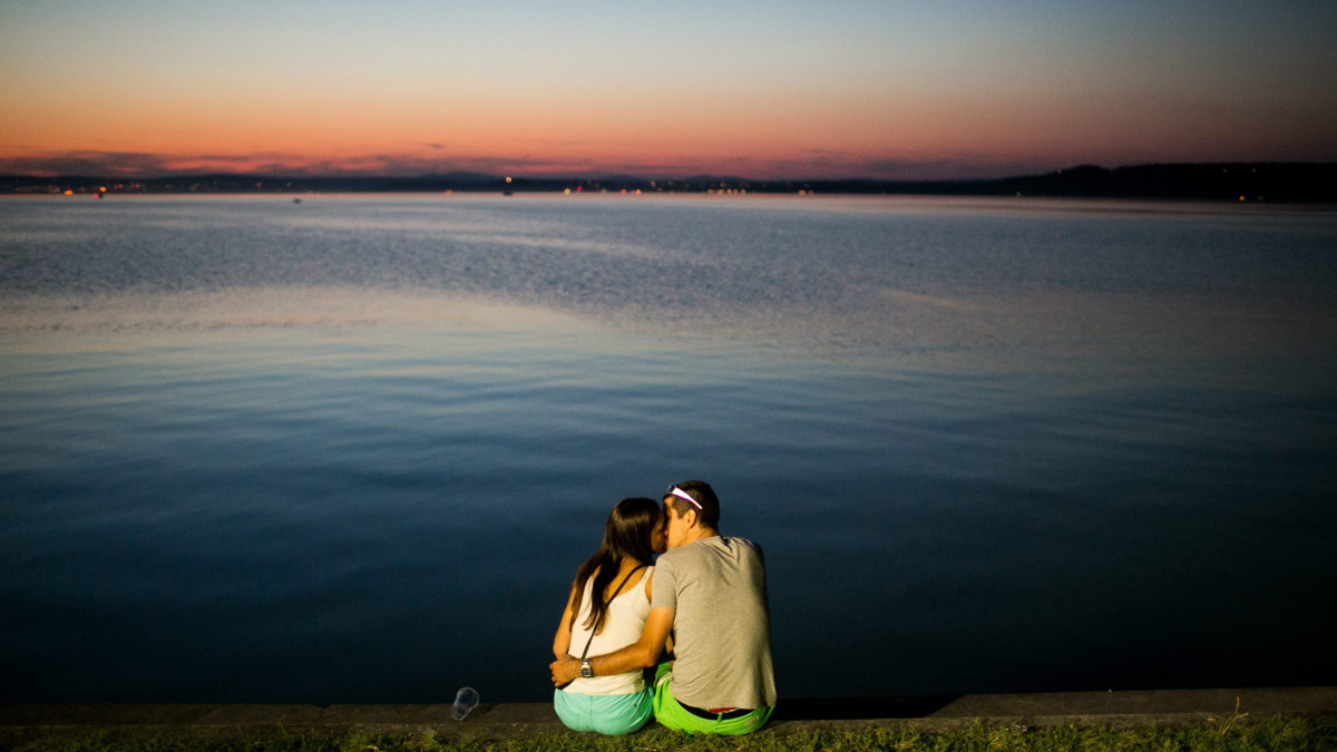 Fiatal pár ül a Balaton partján a balatonvilágosi Club Aliga Üdülőközpontban megrendezett B my Lake fesztiválon 2013. augusztus 18-án.