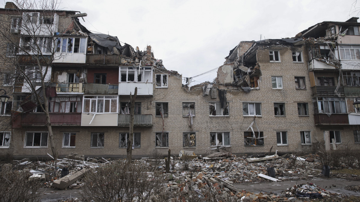 Romos lakóház a kelet-ukrajnai Donyecki területen fekvő, az orosz hadsereg által ostromlott Bahmutban 2023. február 27-én.